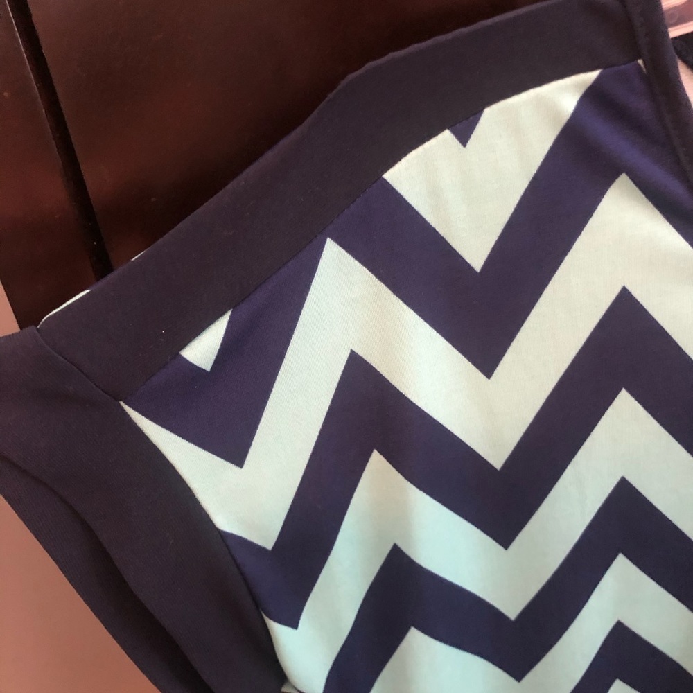 Chevron pattern top! - Picture 3 of 4